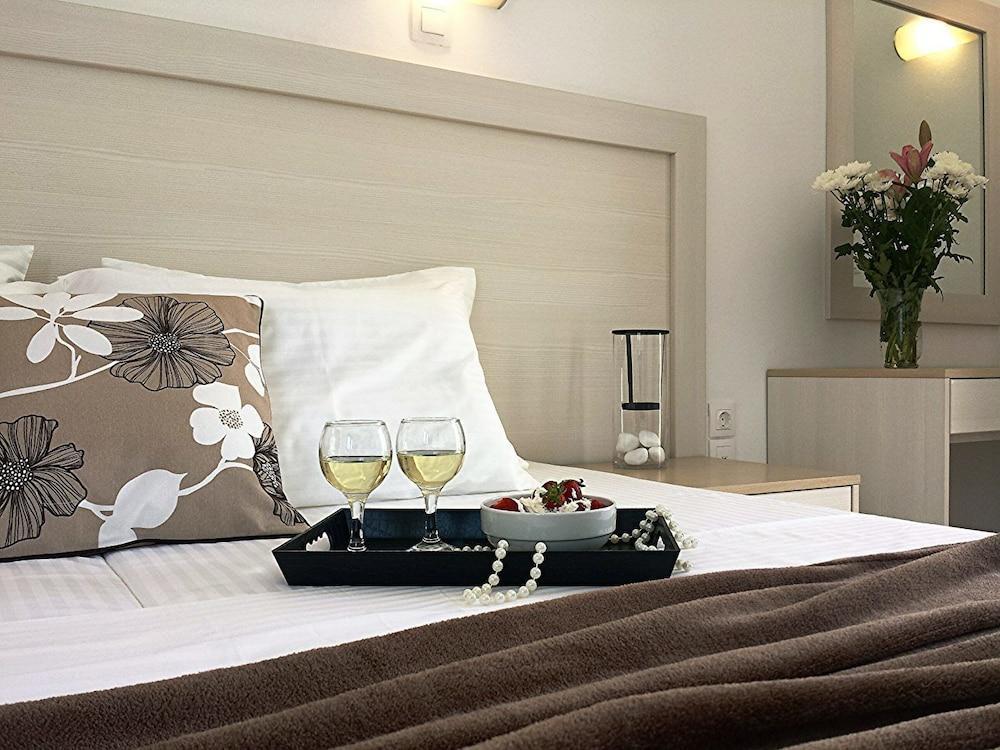 Crown Apartments Каливес Екстериор снимка