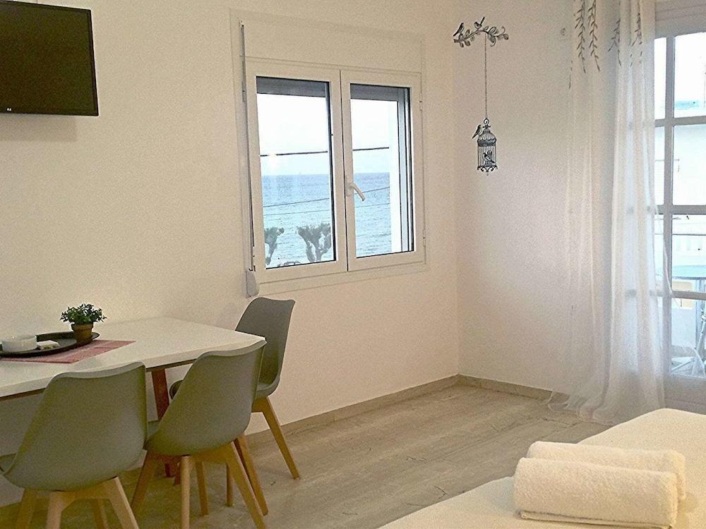 Crown Apartments Каливес Екстериор снимка