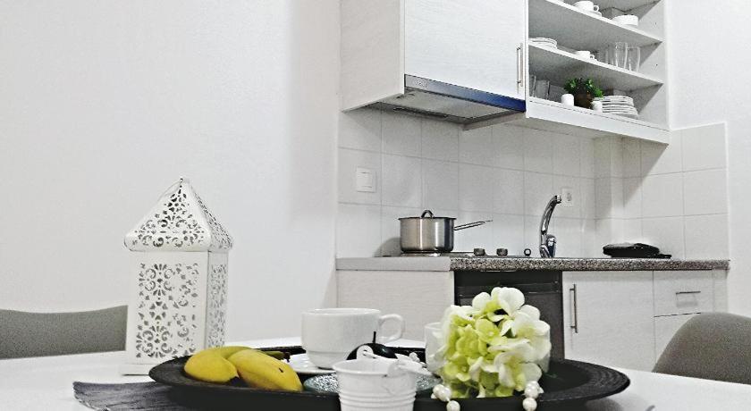 Crown Apartments Каливес Екстериор снимка
