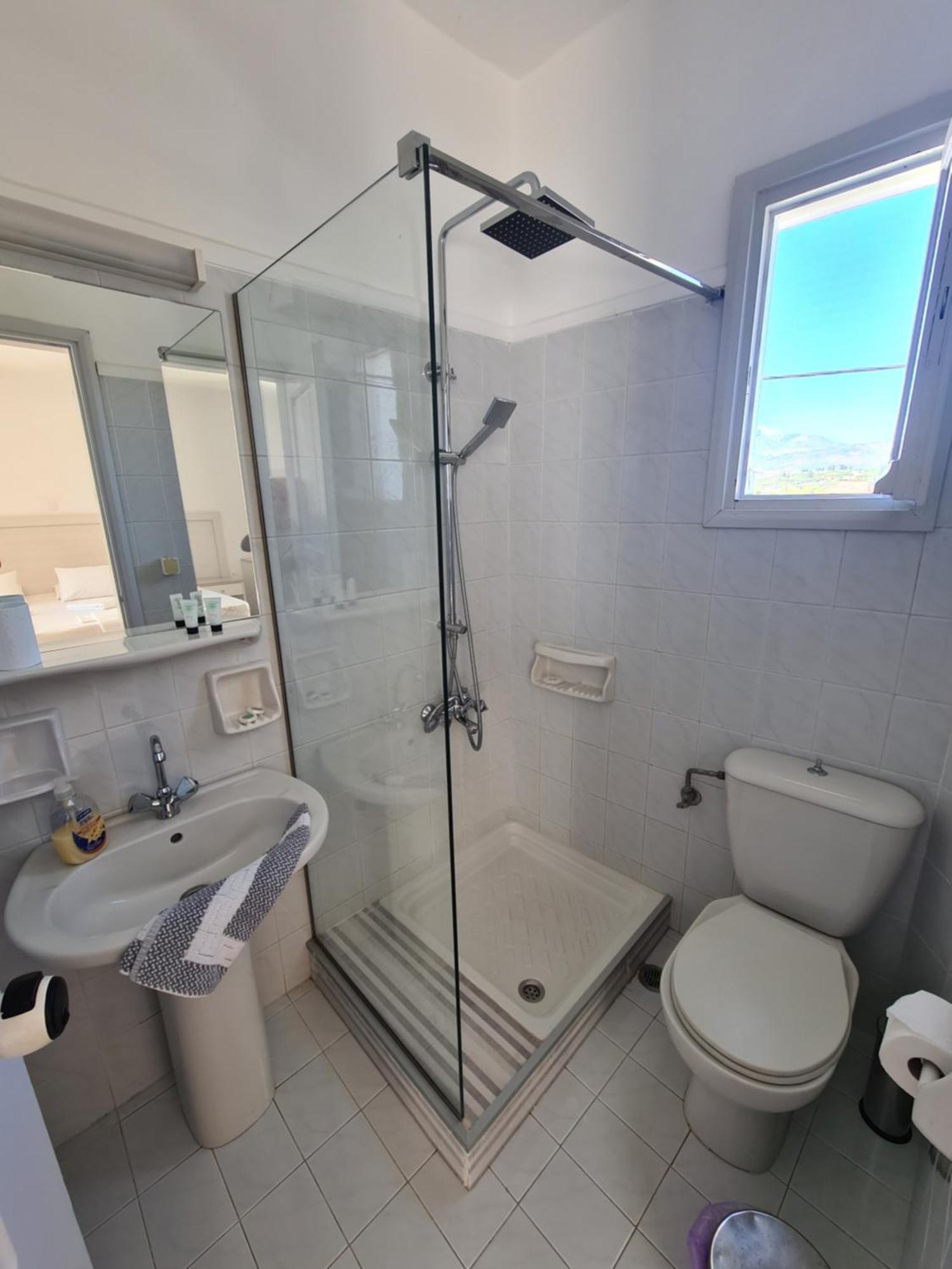 Crown Apartments Каливес Екстериор снимка