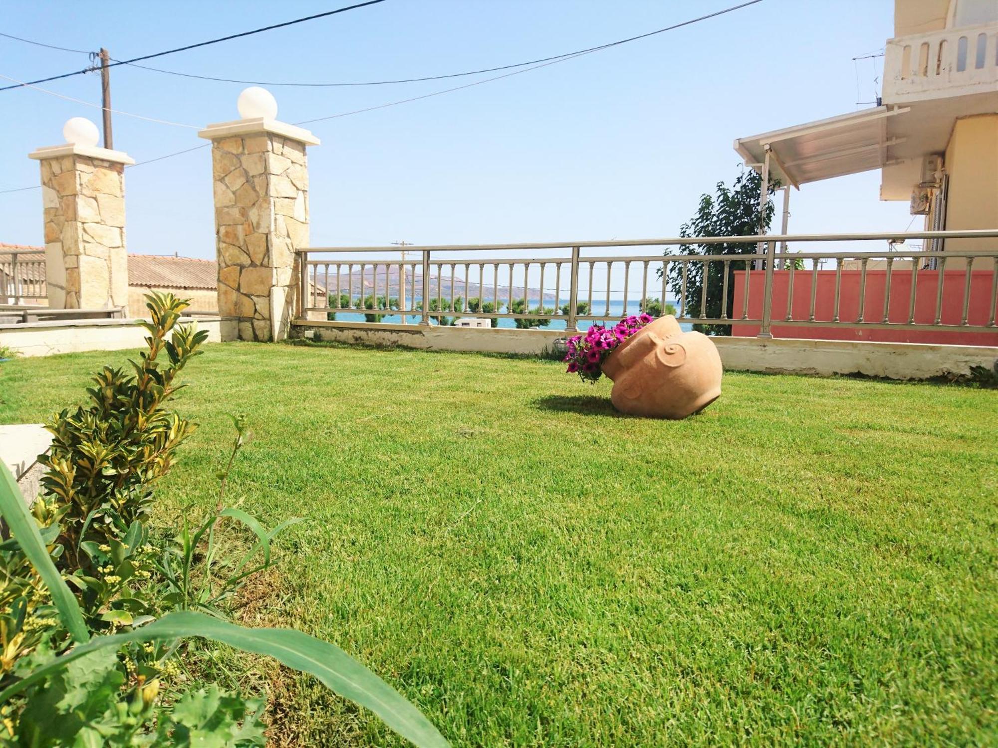 Crown Apartments Каливес Екстериор снимка