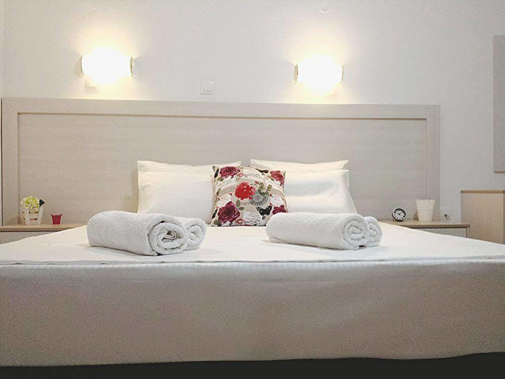 Crown Apartments Каливес Екстериор снимка