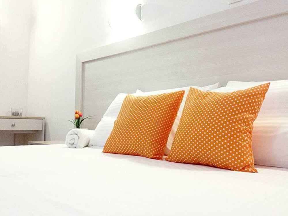 Crown Apartments Каливес Екстериор снимка