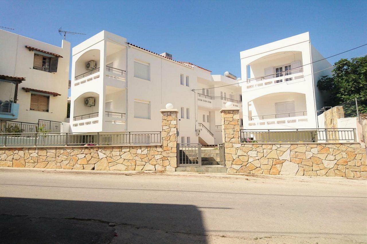 Crown Apartments Каливес Екстериор снимка