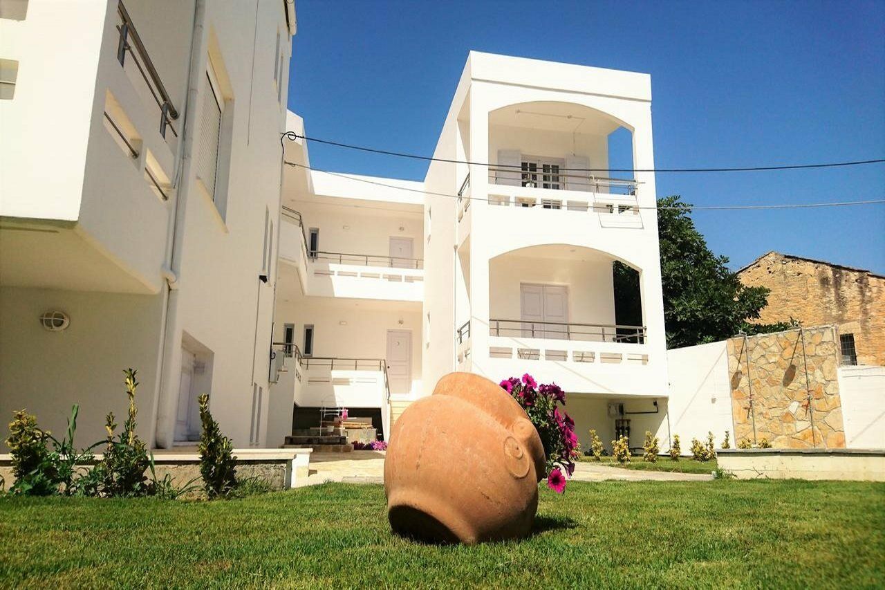 Crown Apartments Каливес Екстериор снимка