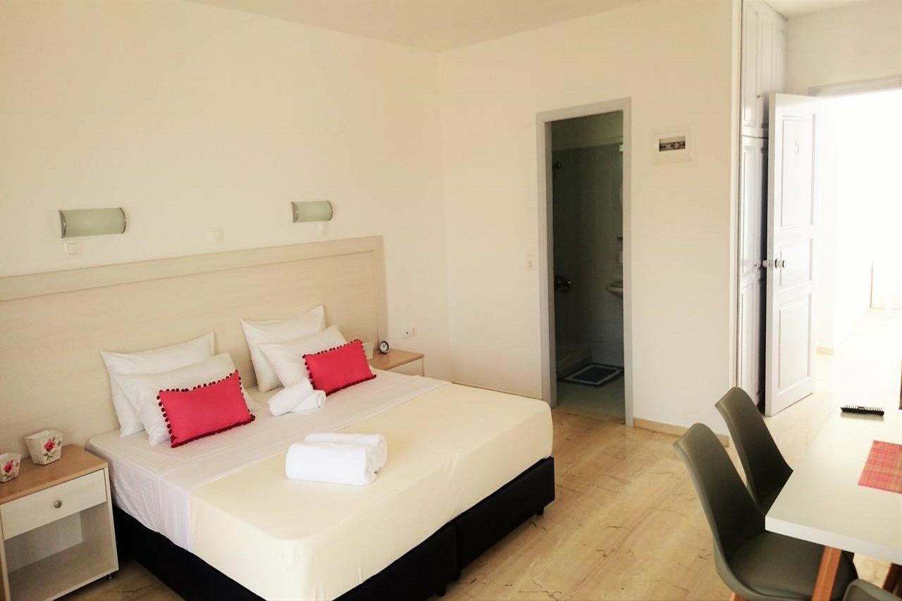 Crown Apartments Каливес Екстериор снимка